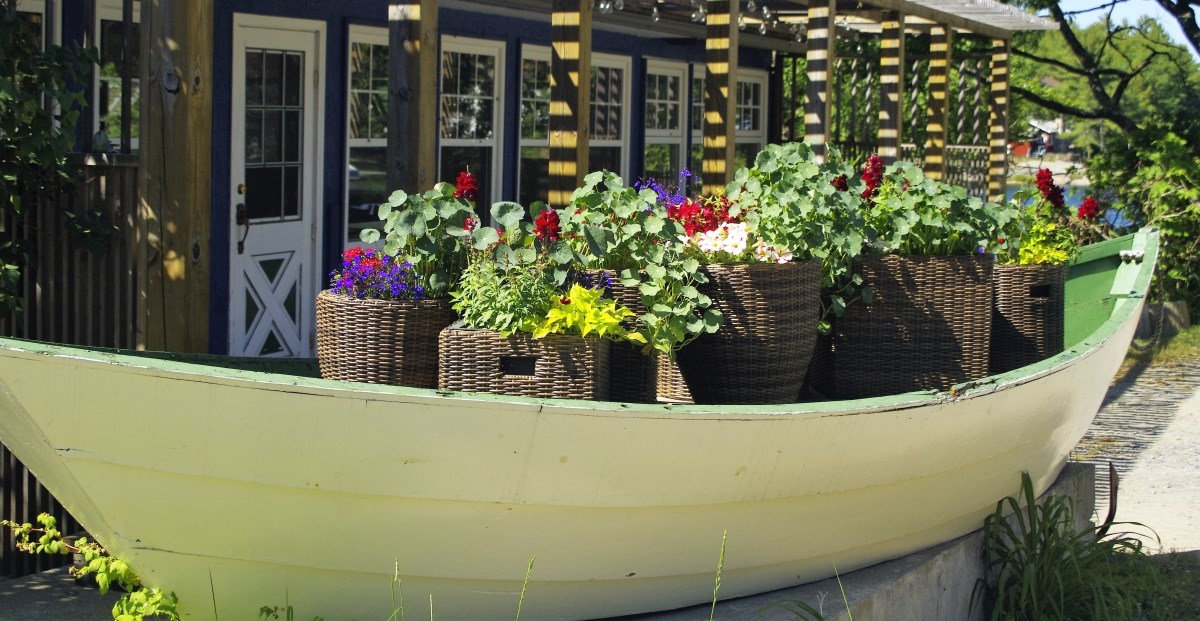 Gilly's Snug Harbour Restaurant sunny porch with baskets of summer flowers