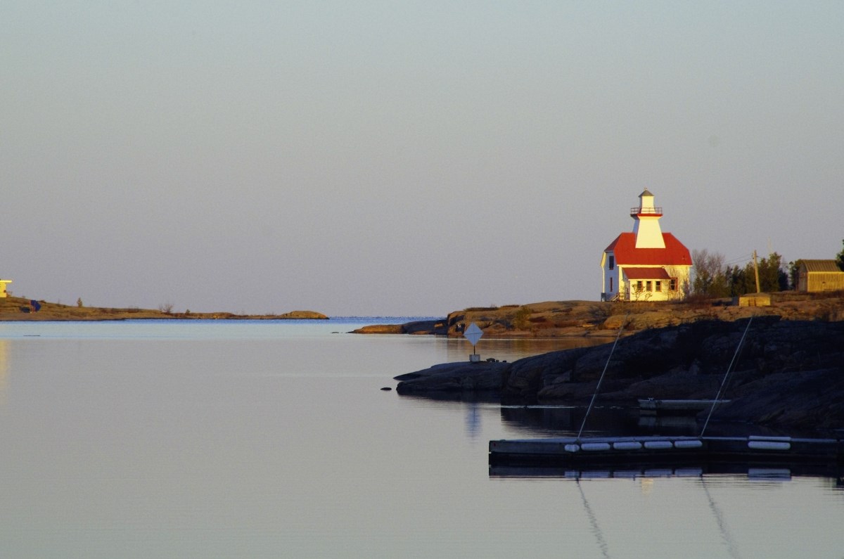 Visit the Snug Lighthouse. Gilly's Snug Harbour Marine offers roundtrip water taxi tours.