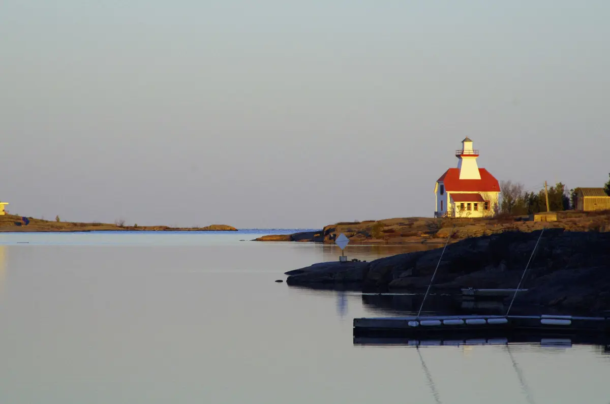 Visit the Snug Lighthouse. Gilly's Snug Harbour Marine offers roundtrip water taxi tours.